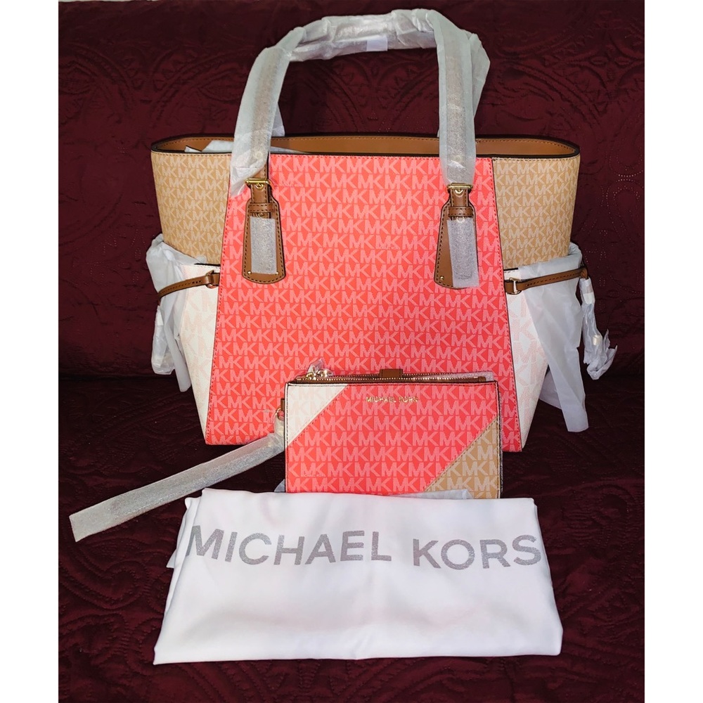 Michael Kors VOYAGER Bag with Wallet